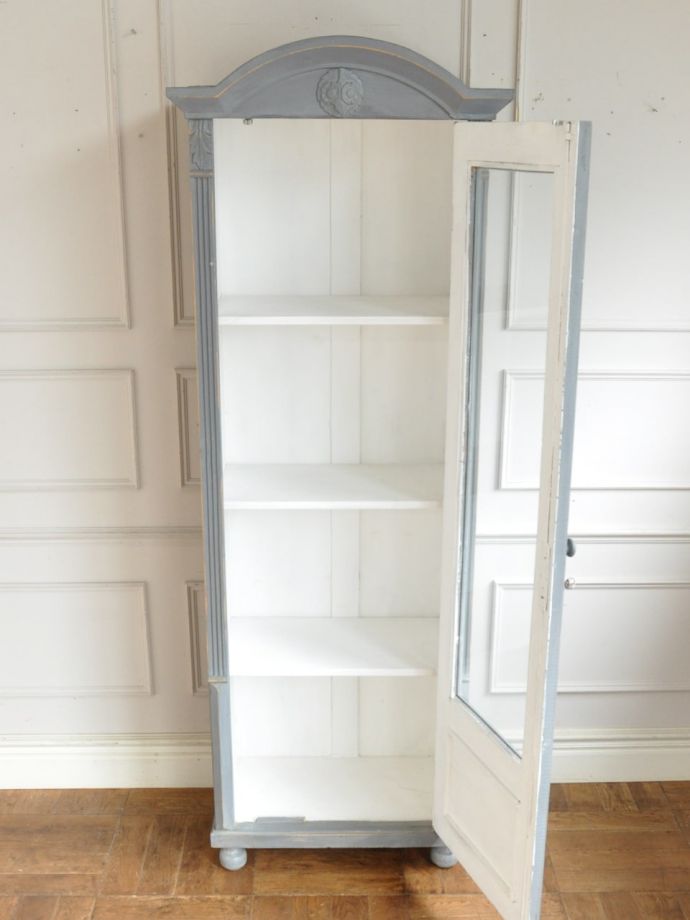 キャビネットの扉の中