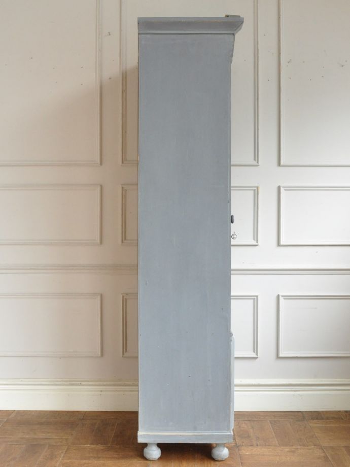 キャビネットの横顔