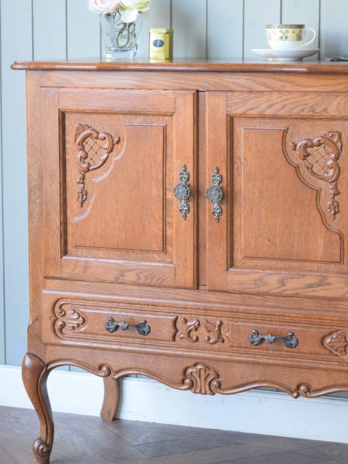 フランスのアンティークらしい美しい彫