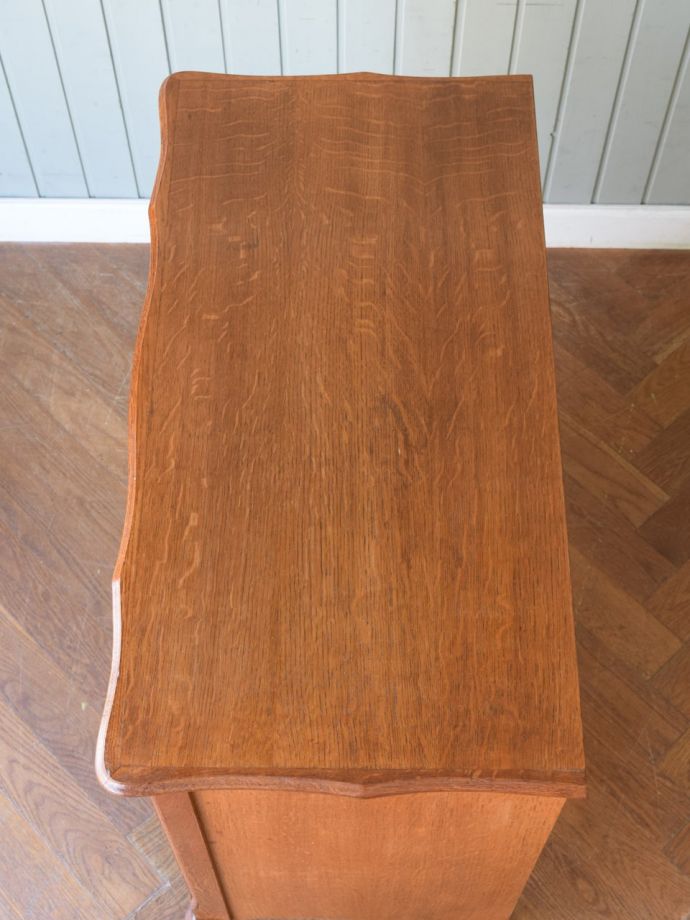 アンティークのサイドボードの天板