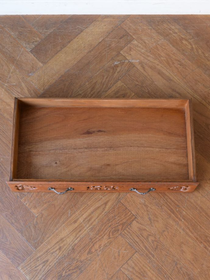 サイドボードの引き出しの中