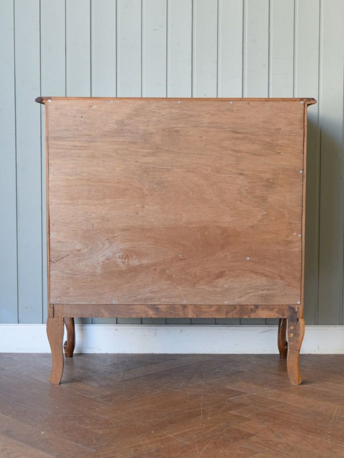 サイドボードの後ろ姿