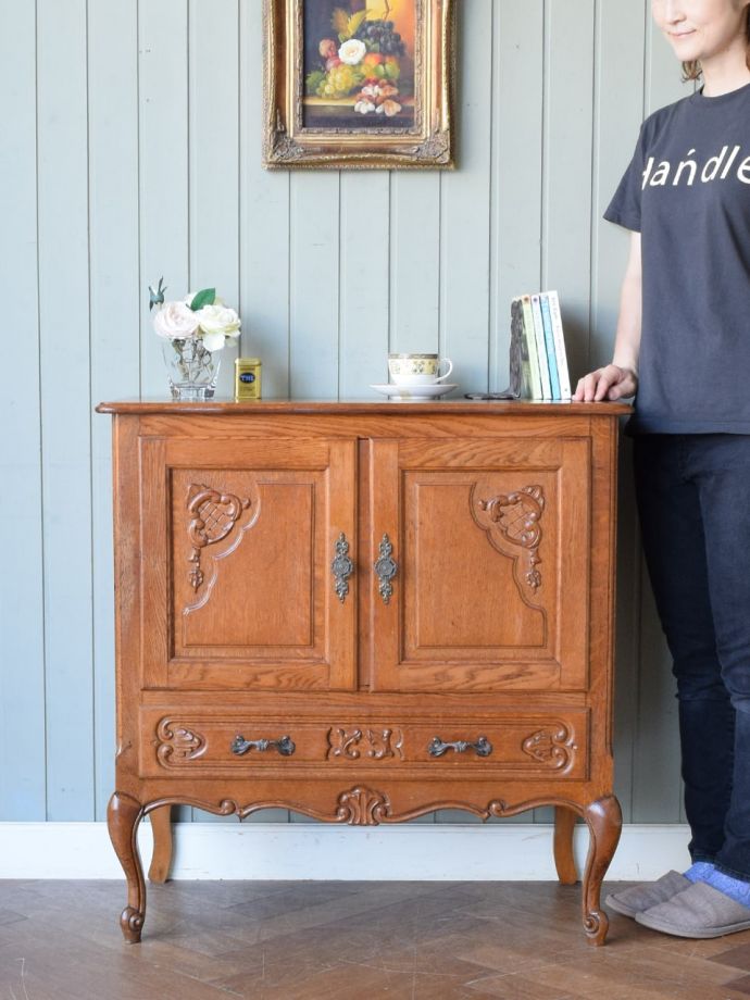 フランスの優雅なサイドボード