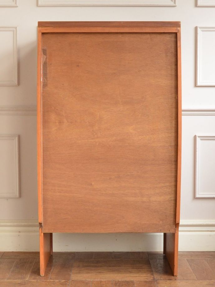 ヴィンテージチェストの後ろ姿