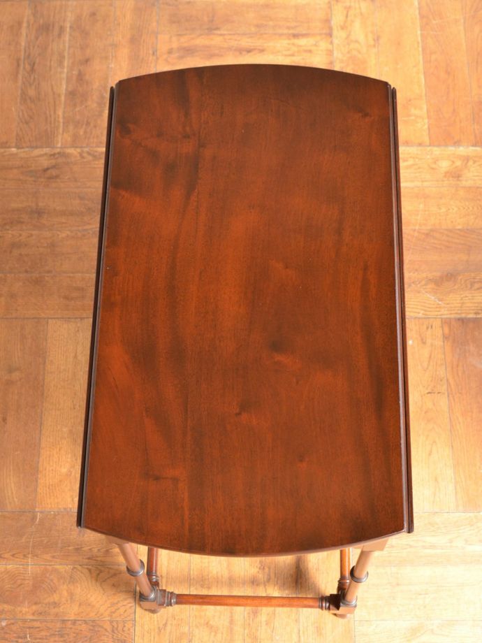 コンパクトなゲートレッグテーブル