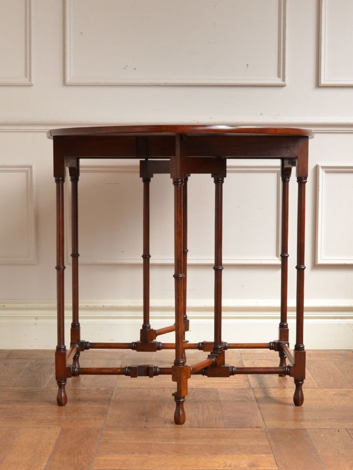 ゲートレッグテーブルの横顔