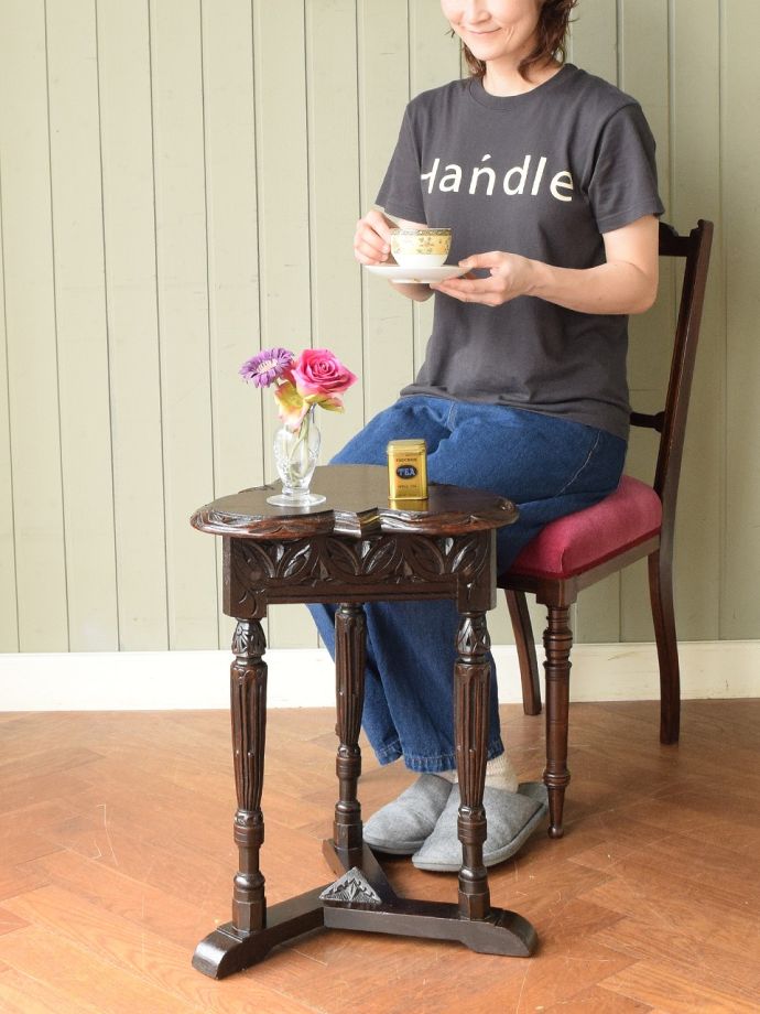 アンティークのオケージョナルテーブル