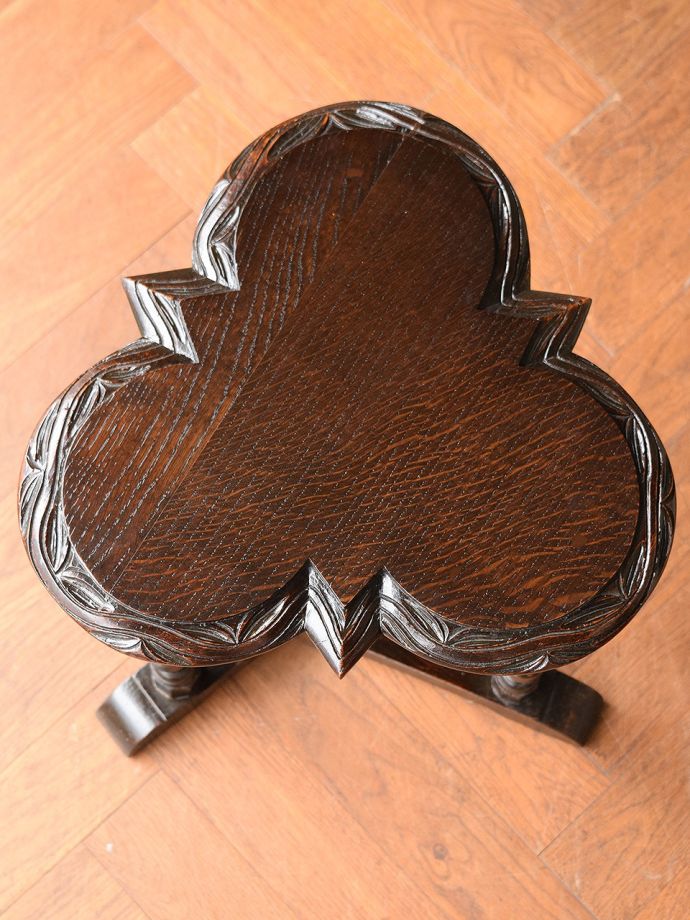 アンティークのサイドテーブルの天板