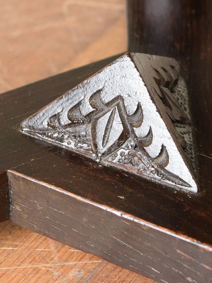 英国アンティーク家具らしい装飾