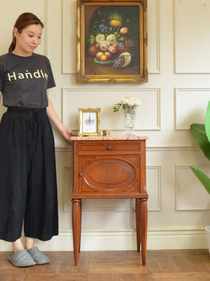 フランスの優雅なサイドキャビネット