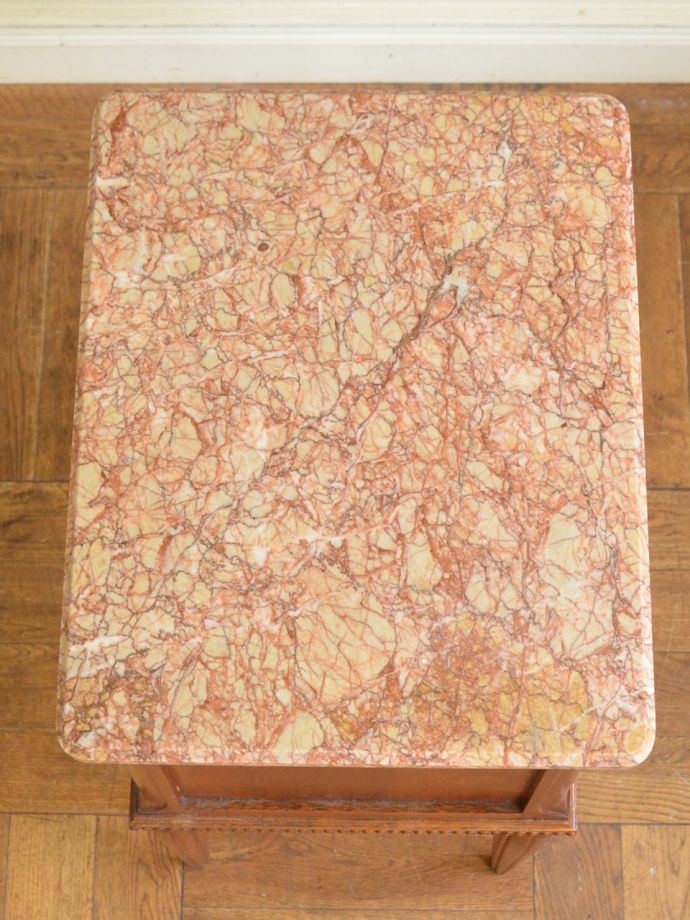 アンティークのサイドキャビネットの天板