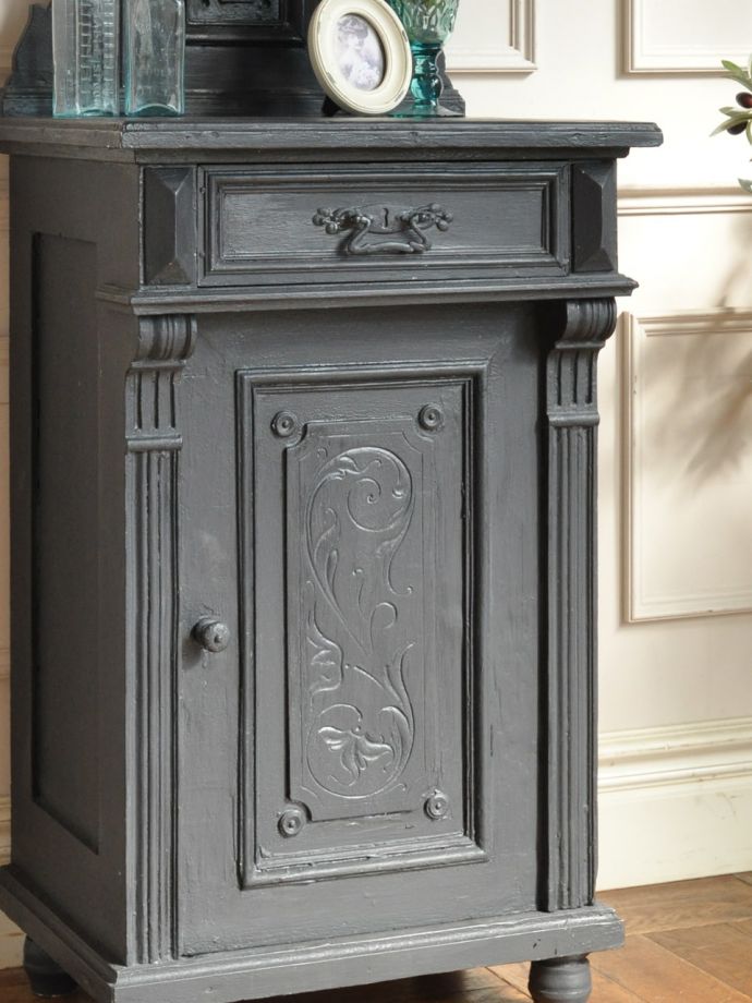 フランスらしいキャビネットの装飾