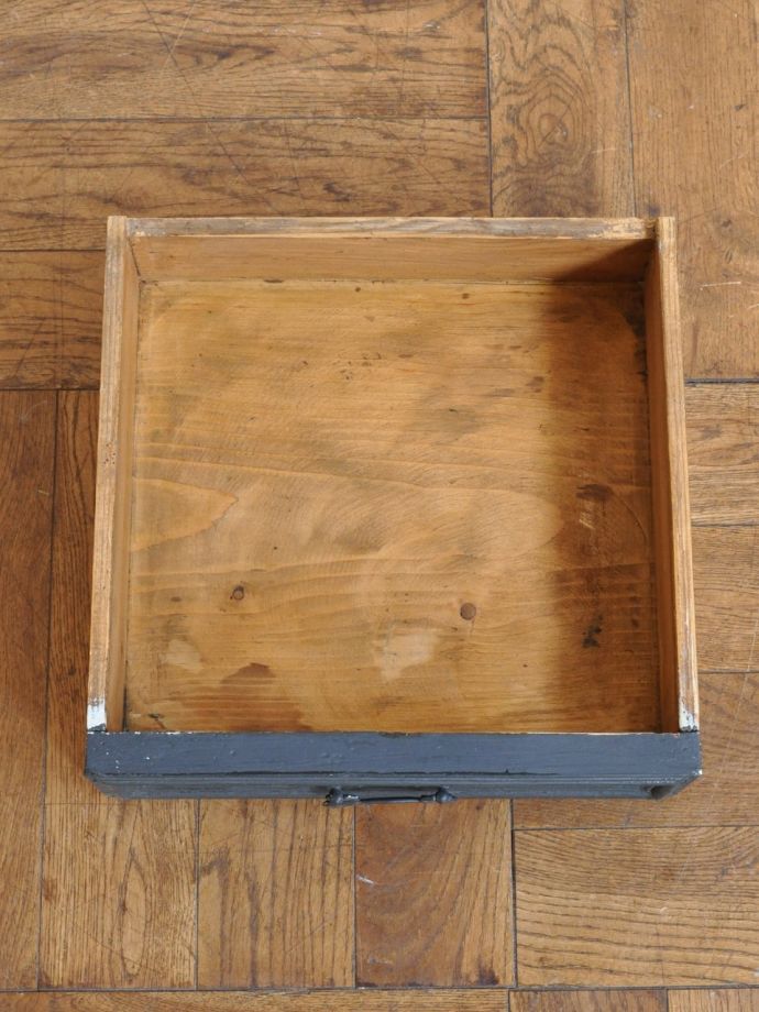 アンティークキャビネットの引き出し