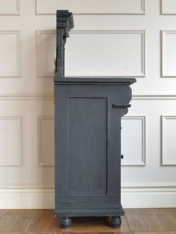 アンティーク家具の横