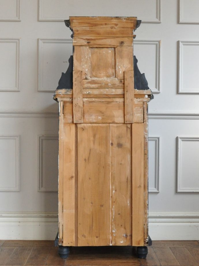 シェルフの後ろ姿