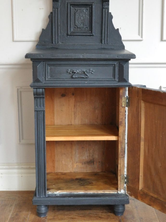 アンティークキャビネットの扉の中