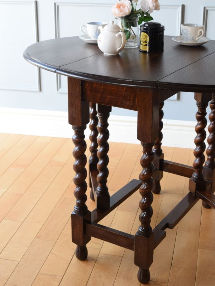 伸長式のおしゃれなアンティークテーブル