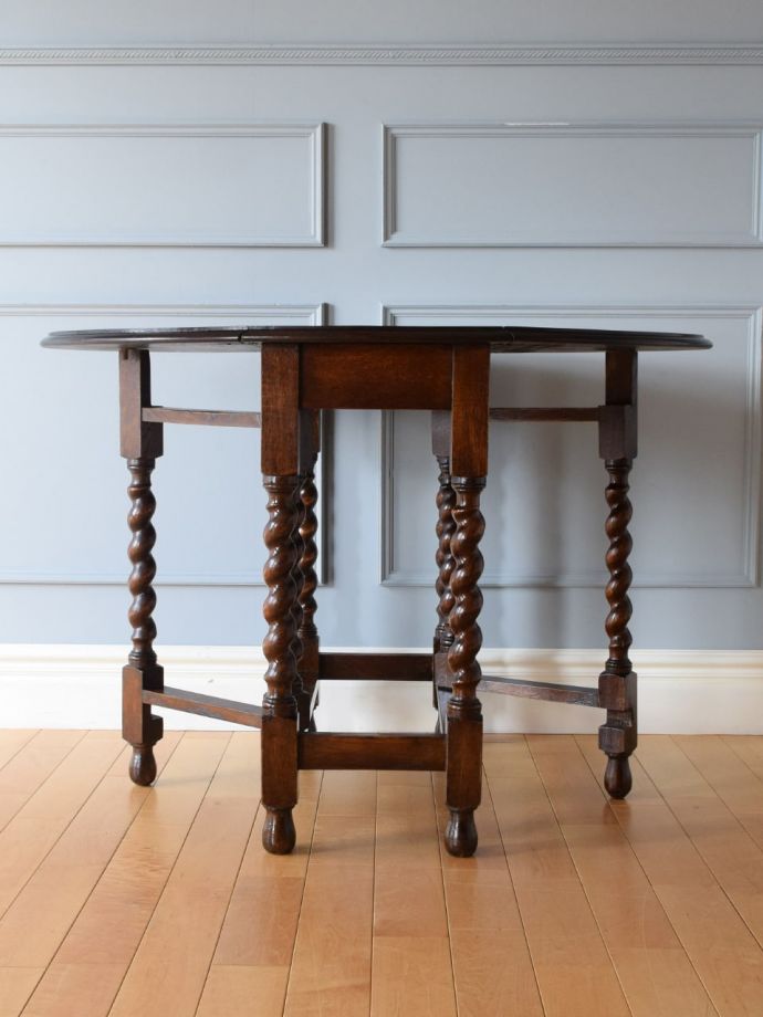 両足を広げた折り畳み式テーブル