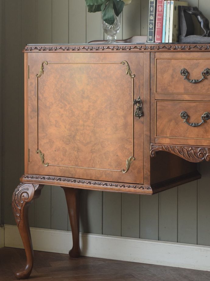 アンティーク家具らしい美しい杢目