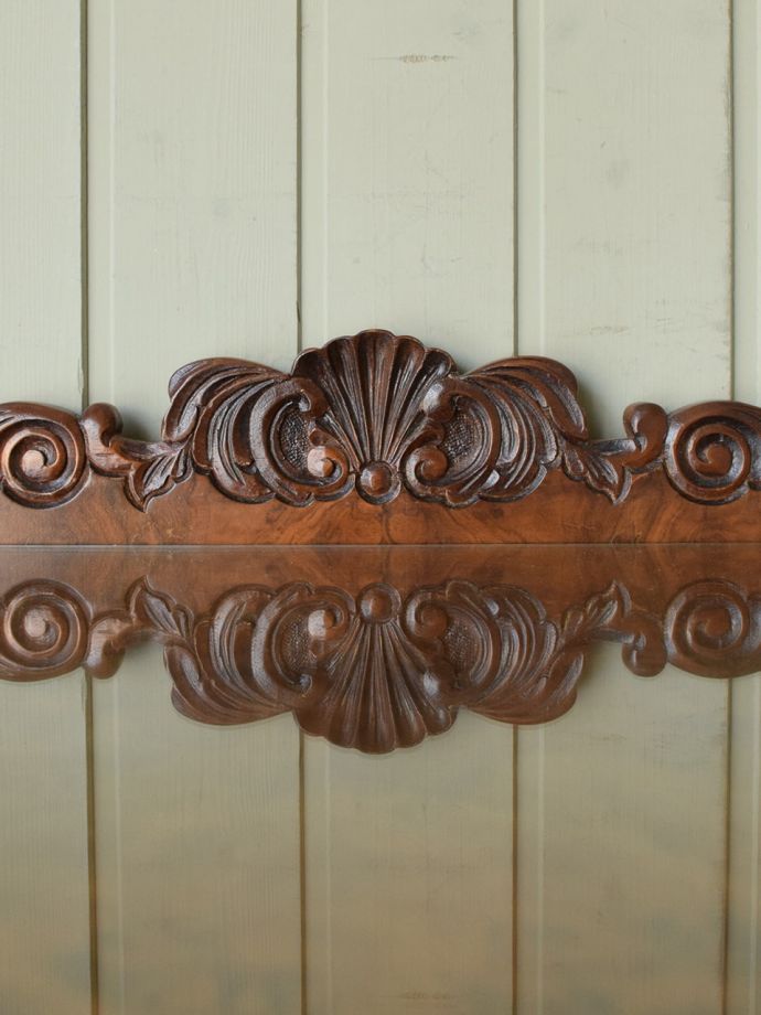 アンティーク家具らしい装飾