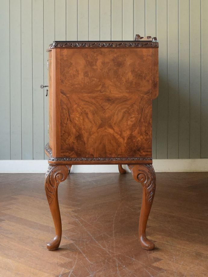 サイドボードの側面