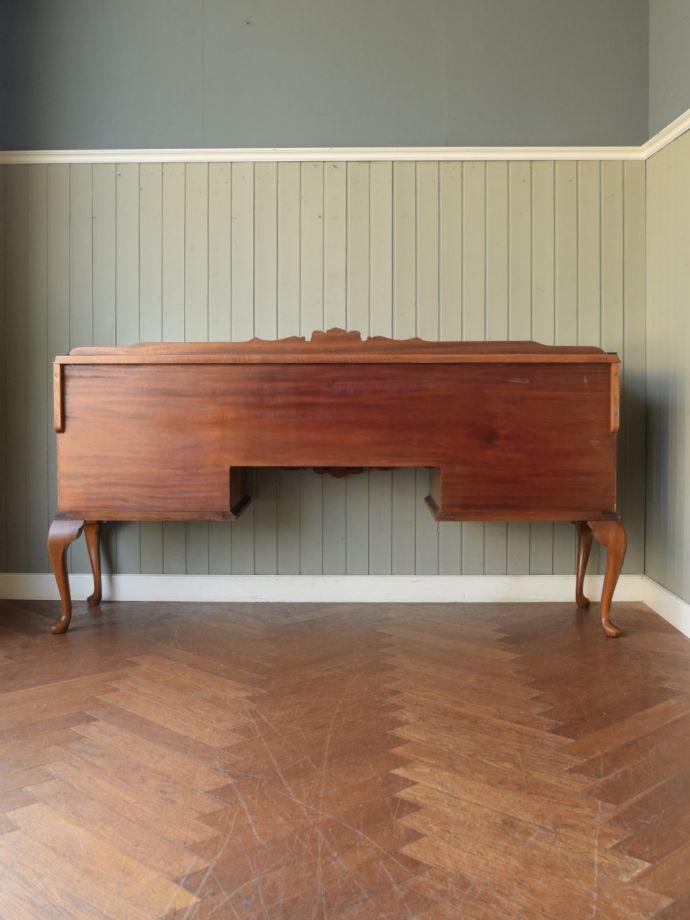 サイドボードの後ろ姿