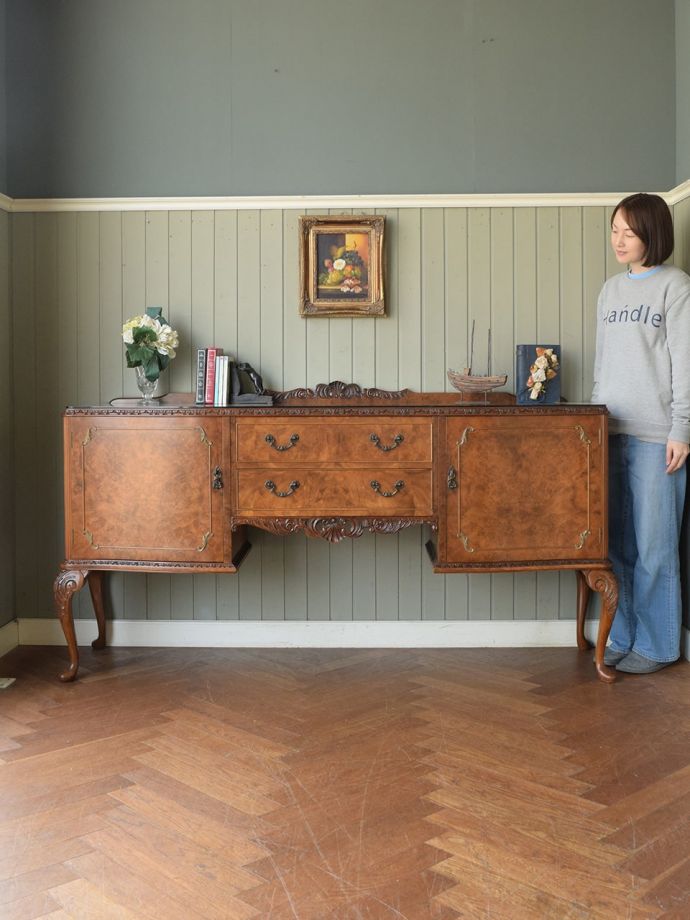 英国アンティークのサイドボード