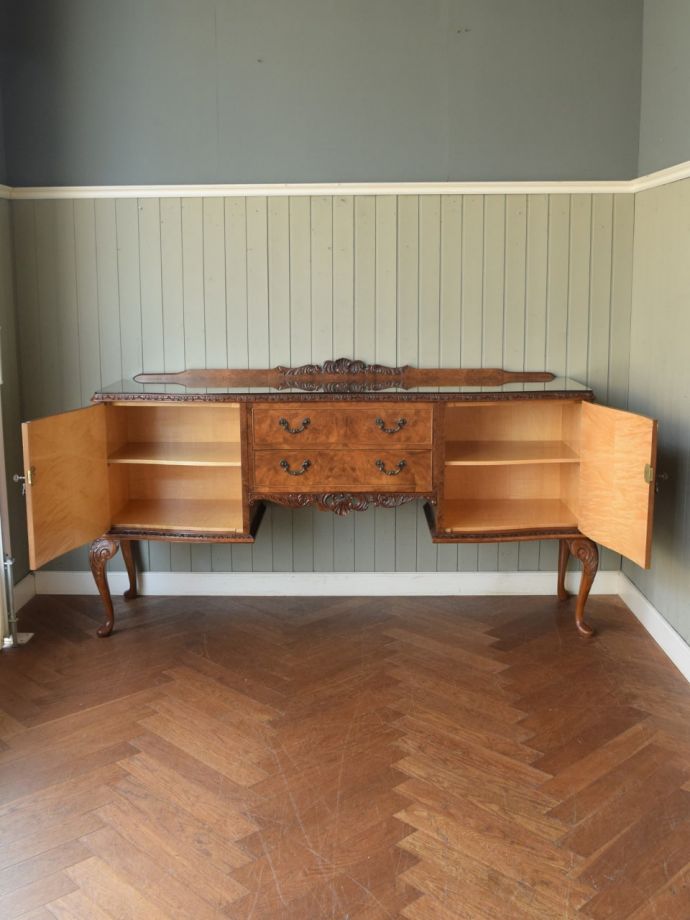 サイドボードの扉の中