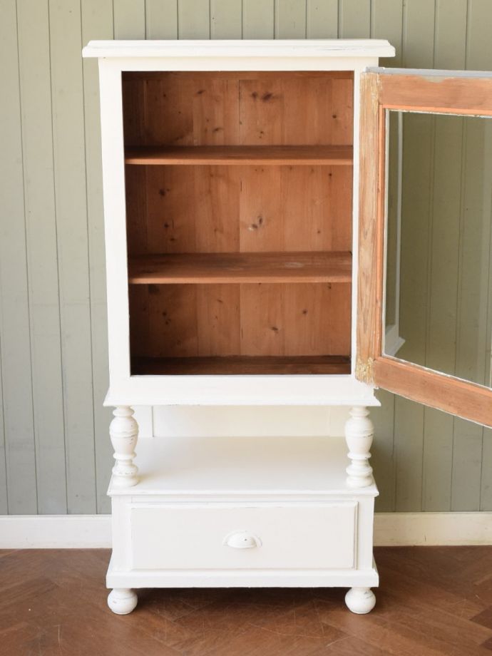 アンティークキャビネットの扉の中