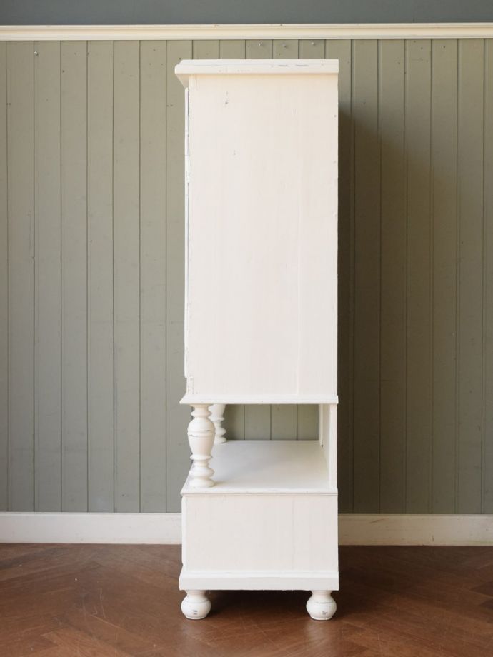 キャビネットの横顔