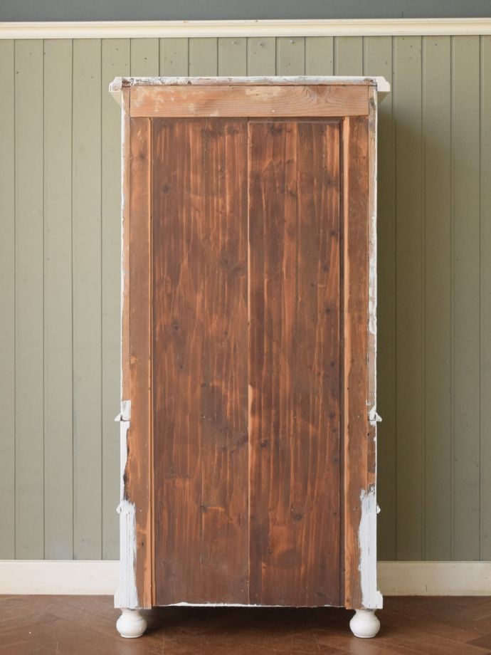 キャビネットの後ろ姿