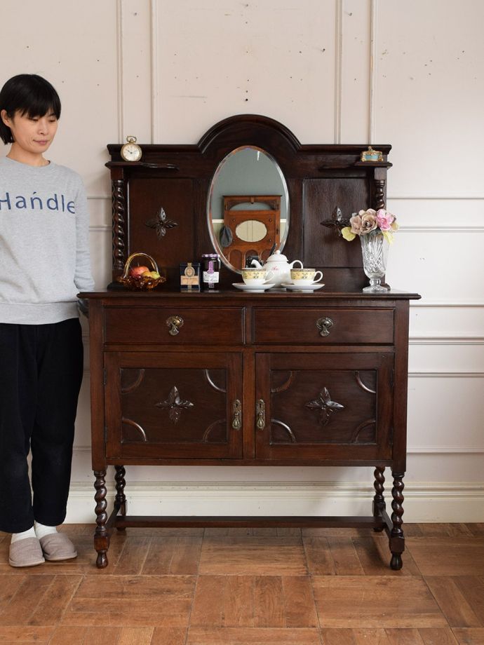 英国アンティークのサイドボード
