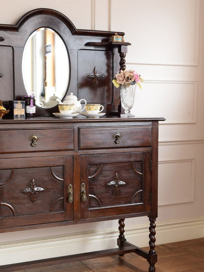 アンティーク家具らしさが漂うサイドボード