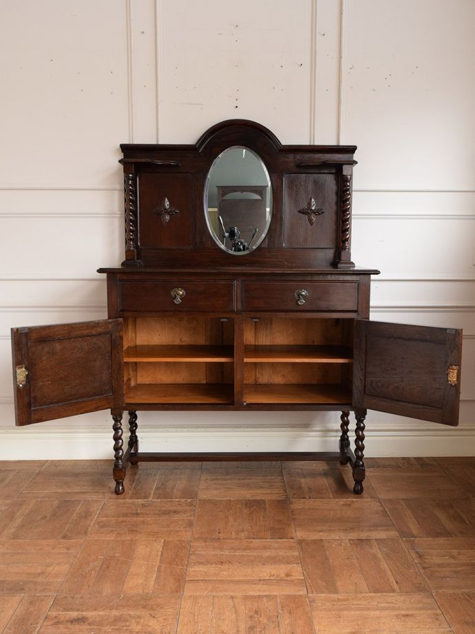 アンティークキャビネットの扉の中