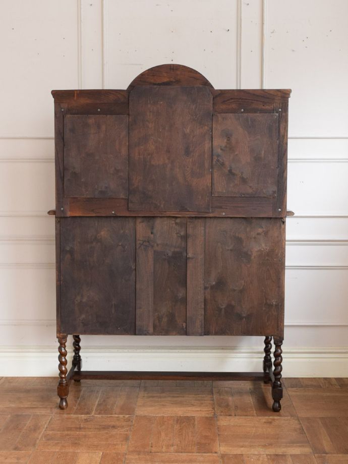 キャビネットの後ろ姿