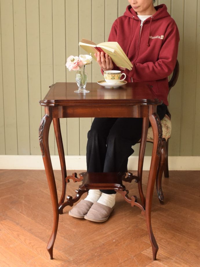 アンティークのオケージョナルテーブル