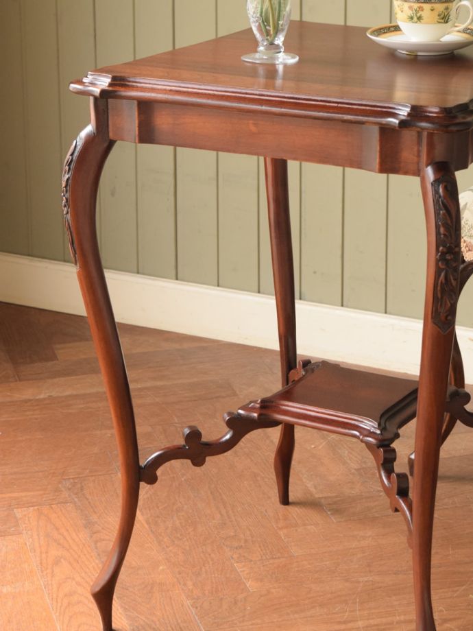 英国のアンティーク家具らしいデザイン