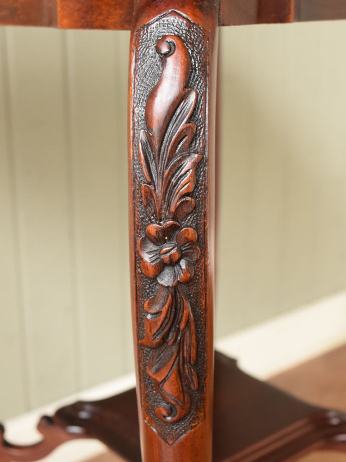 英国アンティーク家具らしい装飾