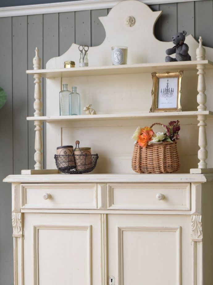 フランスらしいシェルフの装飾