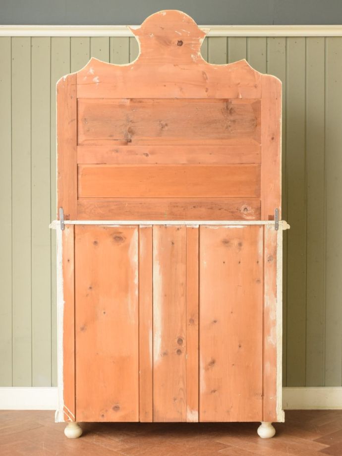 シェルフの後ろ姿