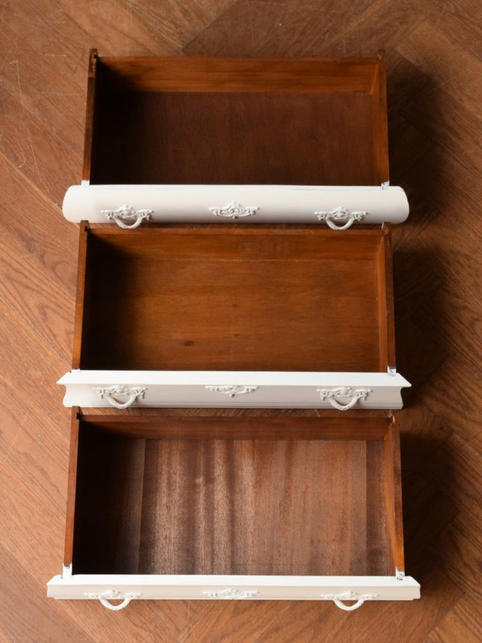 フランスのチェストの引き出しの中