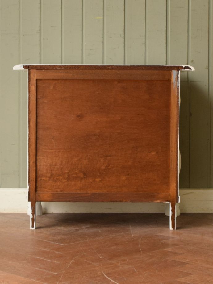 チェストの後ろ姿