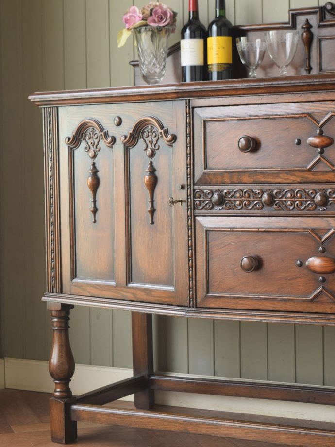 アンティーク家具らしさが漂うサイドボード