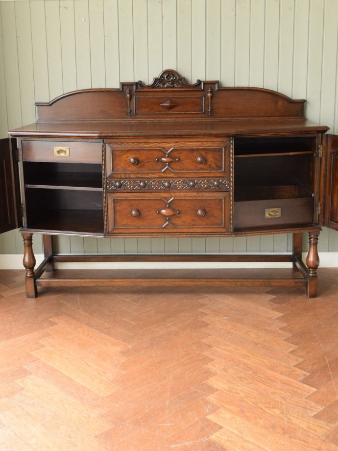 アンティークキャビネットの扉の中