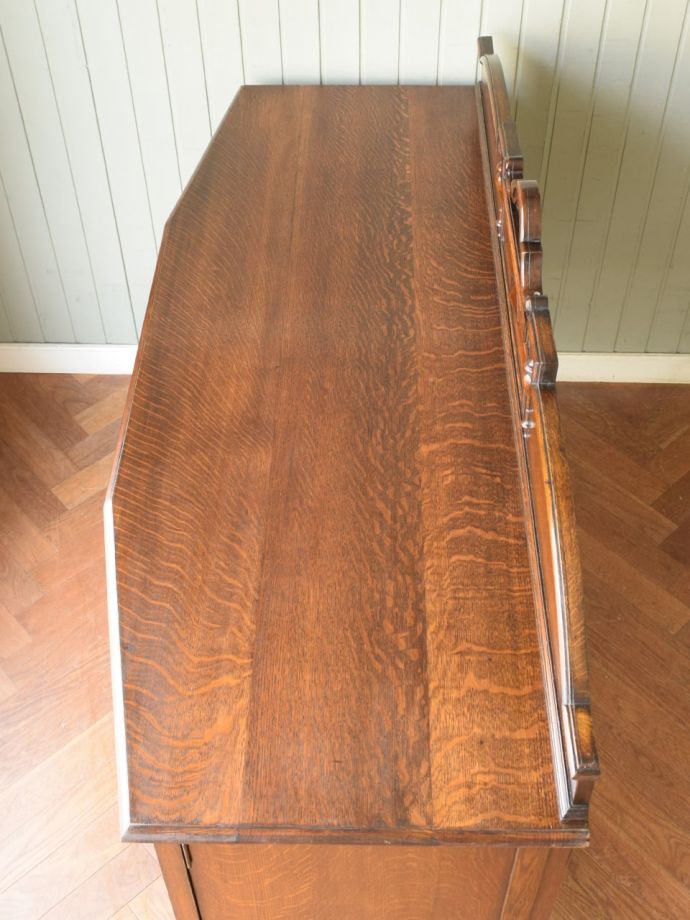 アンティークのサイドボードの天板