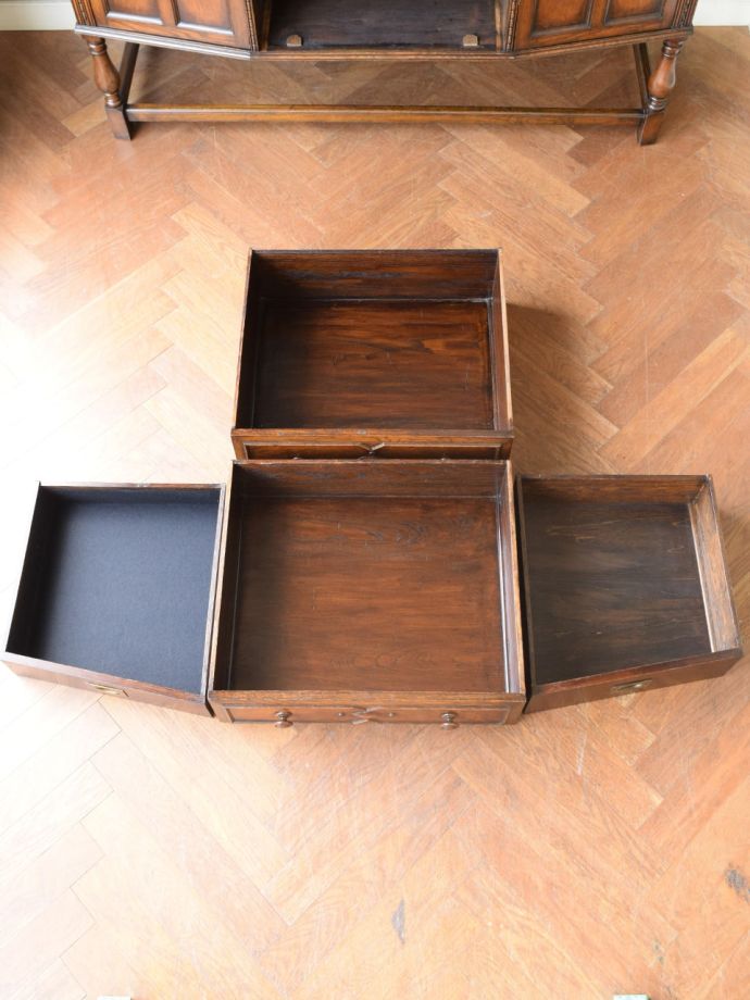 サイドボードの引き出し