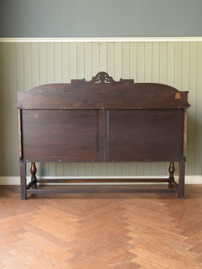 キャビネットの後ろ姿