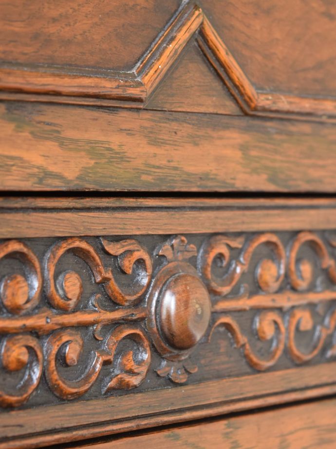 英国アンティーク家具らしい装飾