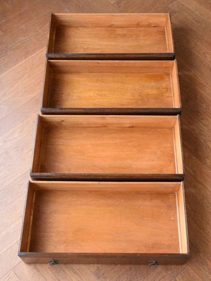 アンティークチェストの引き出しの中