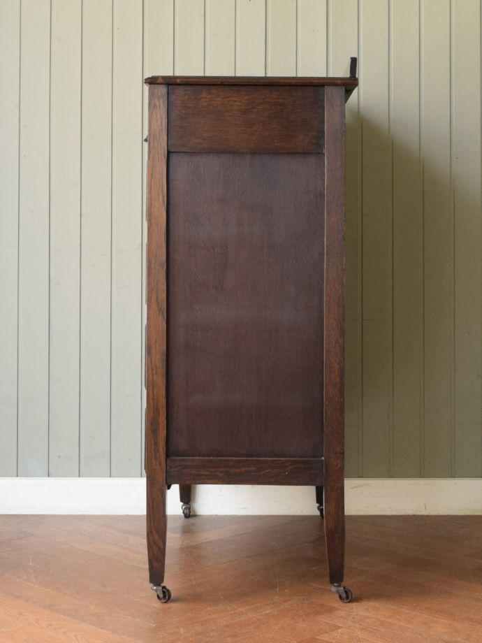 アンティークチェストの側面